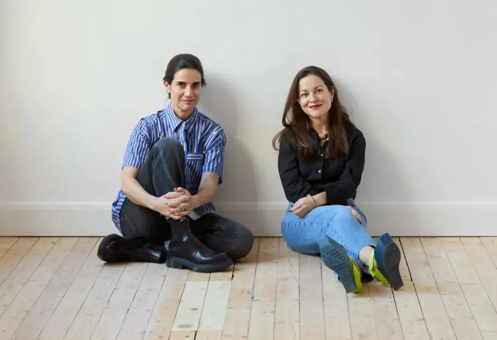 ANTESALA's director, Laura González left and ANTESALA’s founder, Flavia Nespatti, on the new site at 13 Tottenham Mews © ANTESALA. Photo: Ollie Hammick Courtesy of ANTESALA.